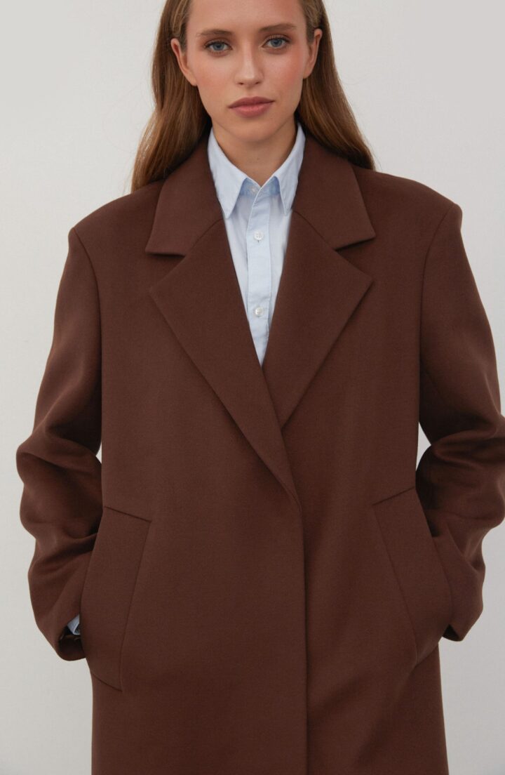 Пальто прямого крою в коричневому