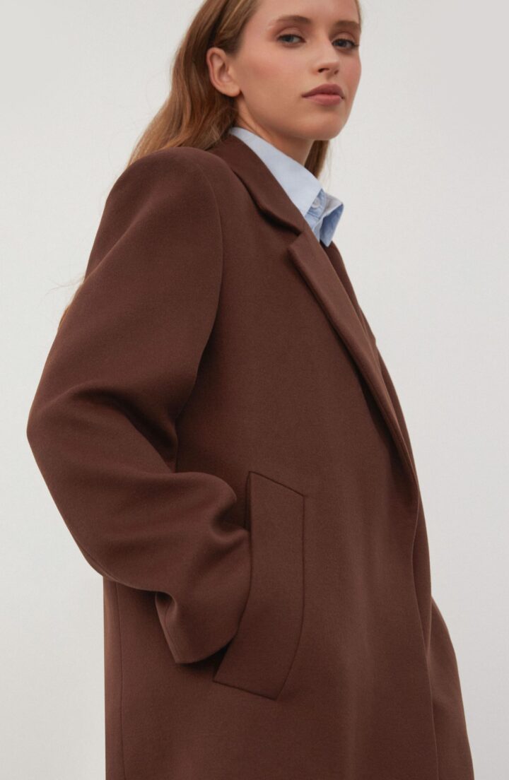 Пальто прямого крою в коричневому