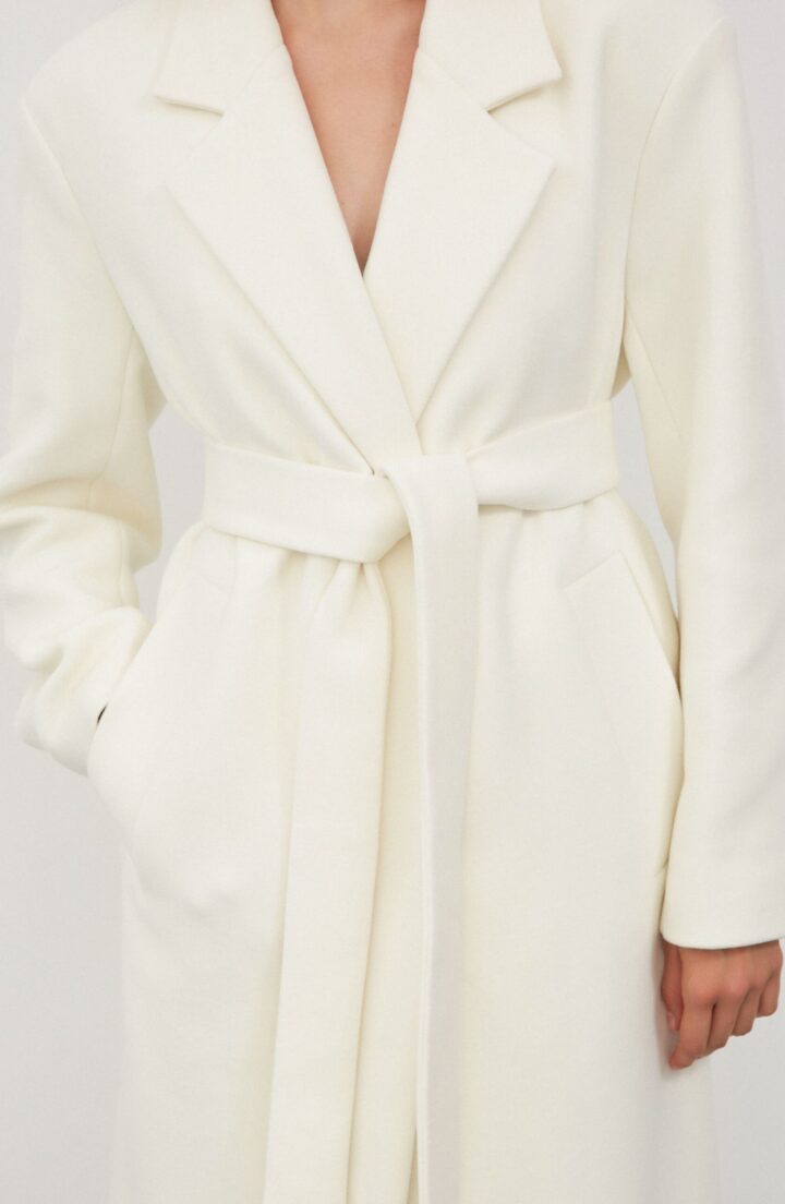 Пальто прямого крою в білому
