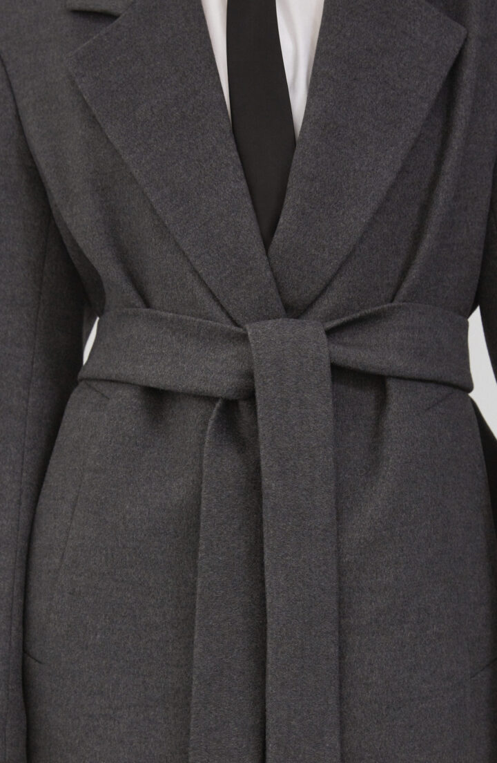 Пальто прямого крою в сірому