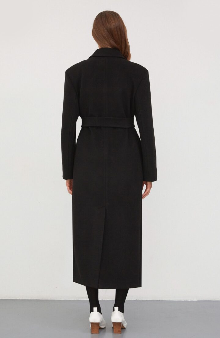 Пальто прямого крою в чорному