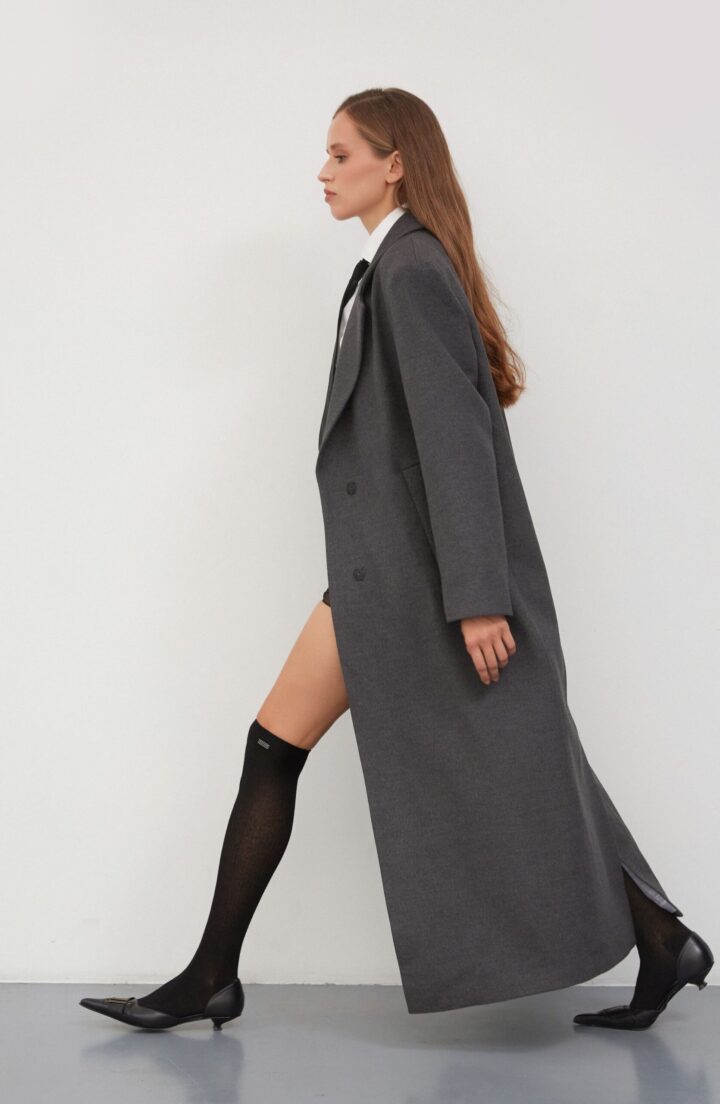 Пальто прямого крою в сірому
