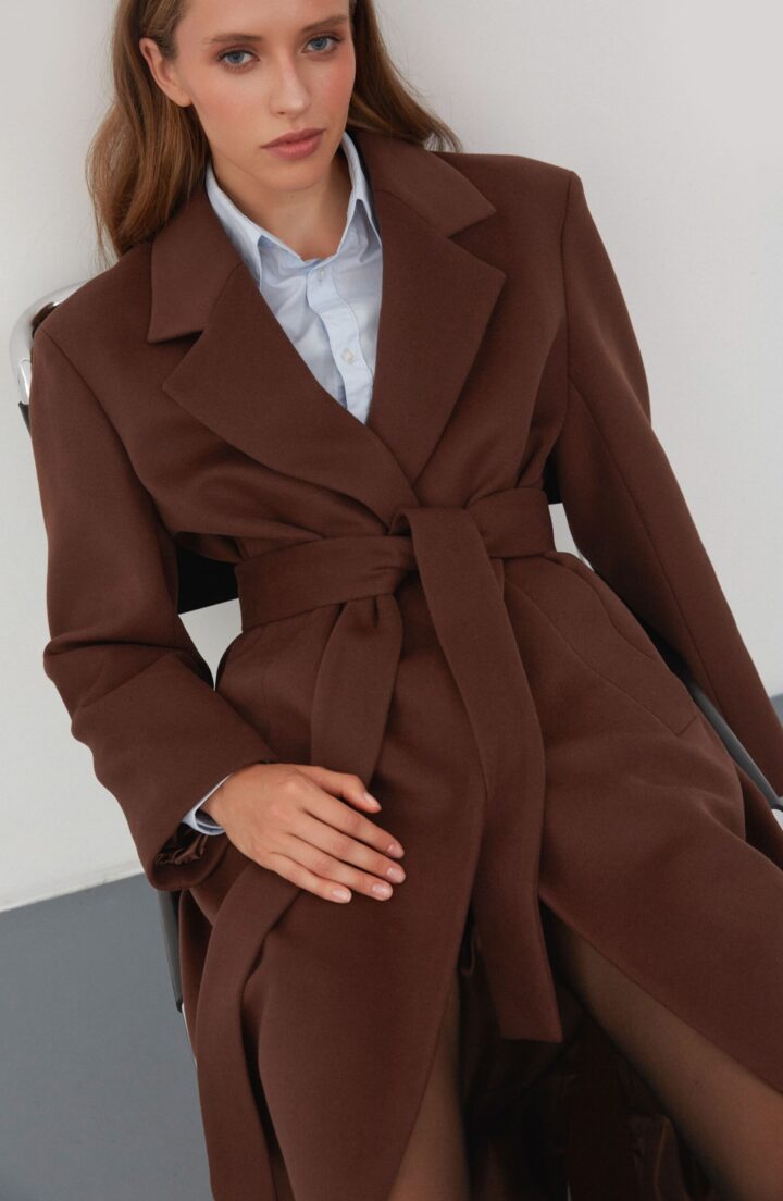 Пальто прямого крою в коричневому
