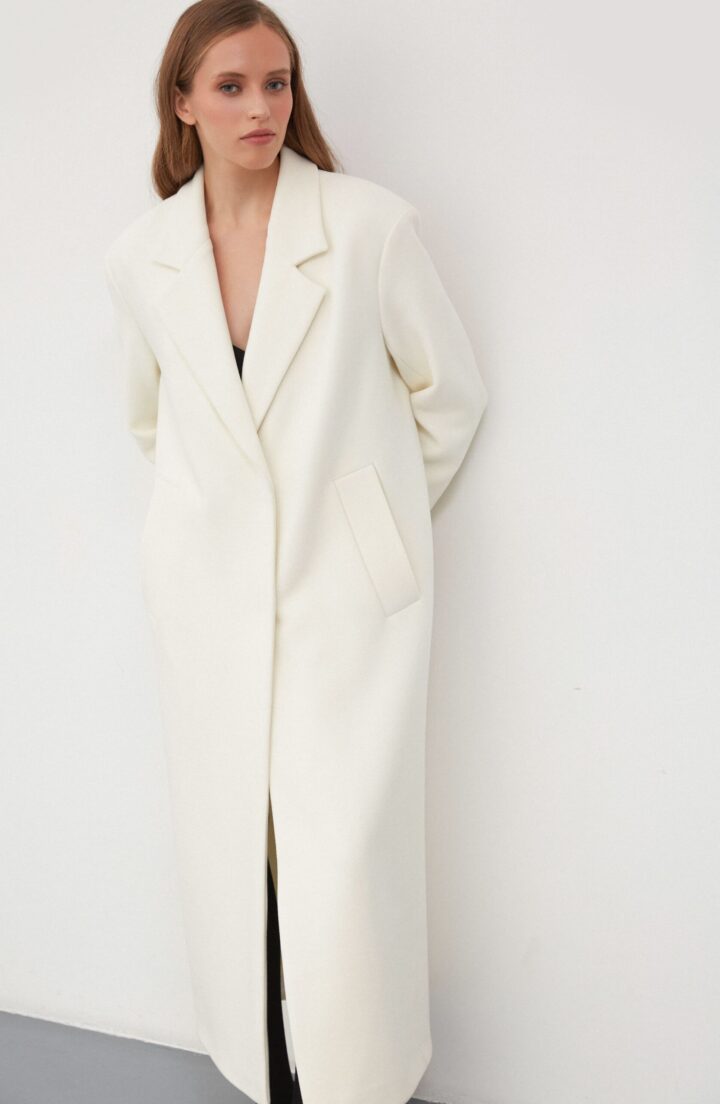 Пальто прямого крою в білому