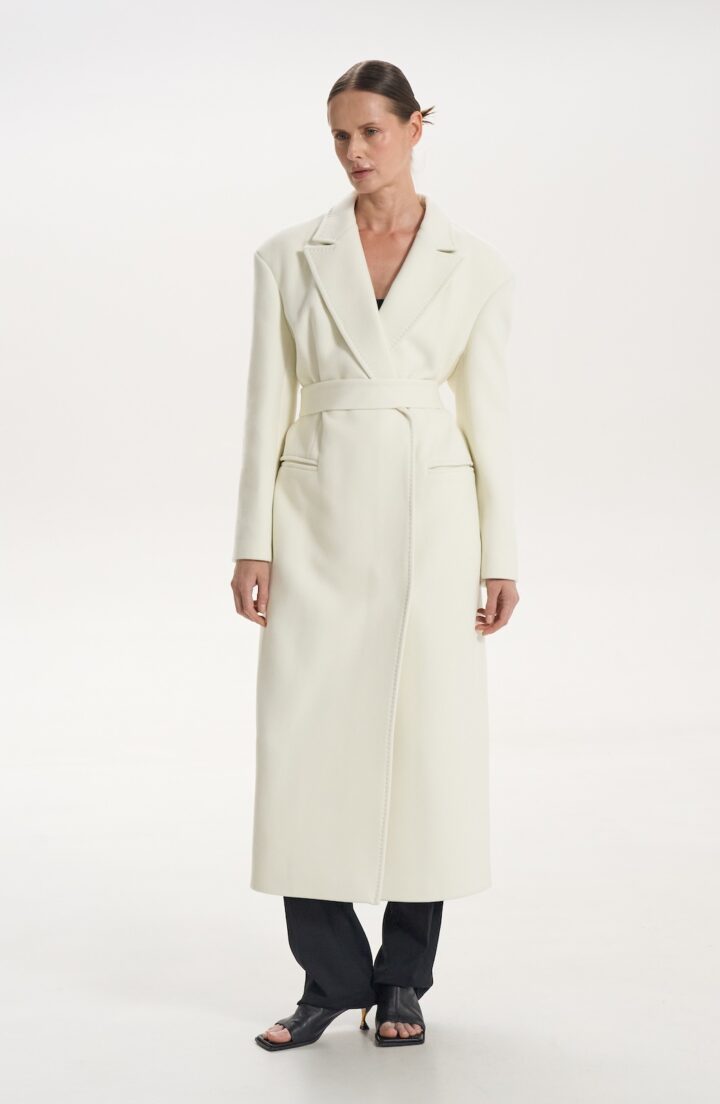 Пальто прямого крою в молочному
