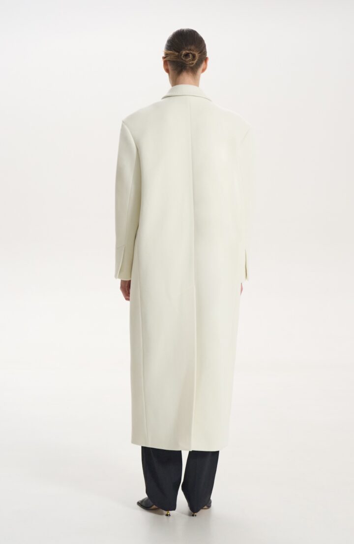Пальто прямого крою в молочному