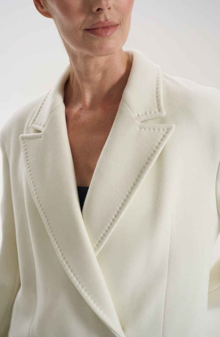 Пальто прямого крою в молочному