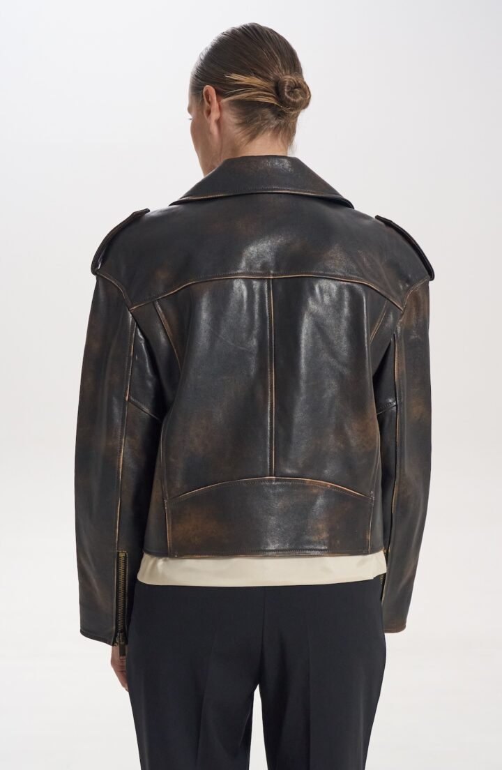 Шкіряна куртка з потертостями