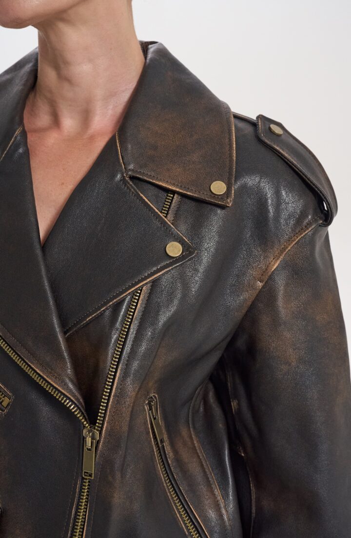 Шкіряна куртка з потертостями