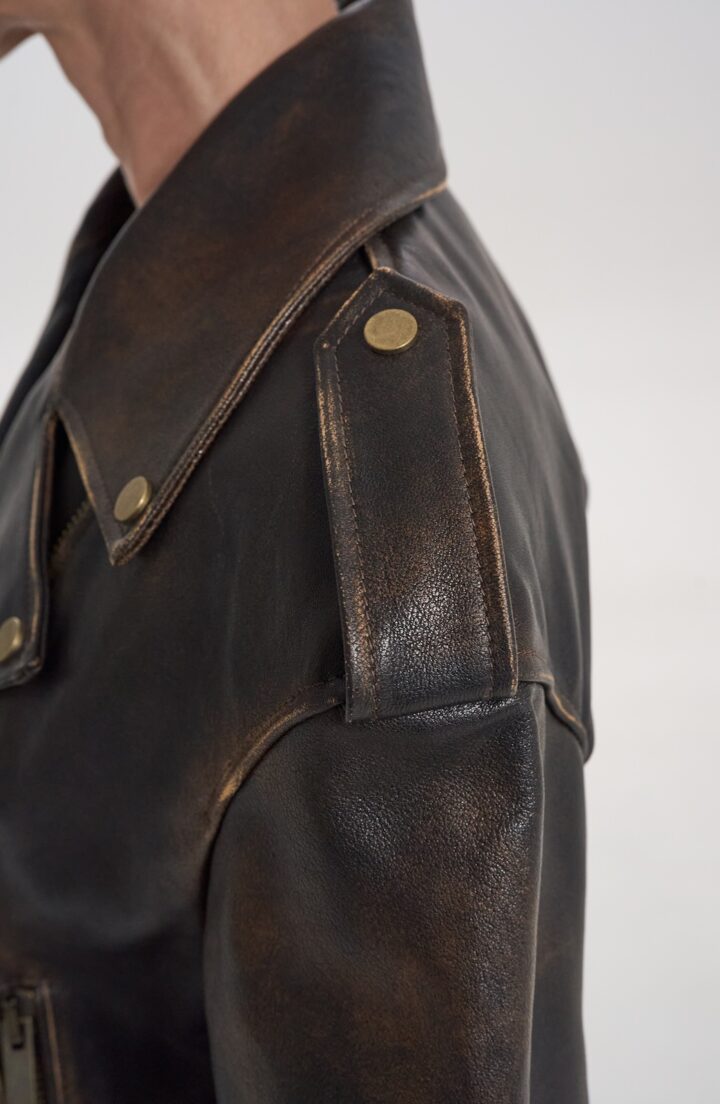 Шкіряна куртка з потертостями