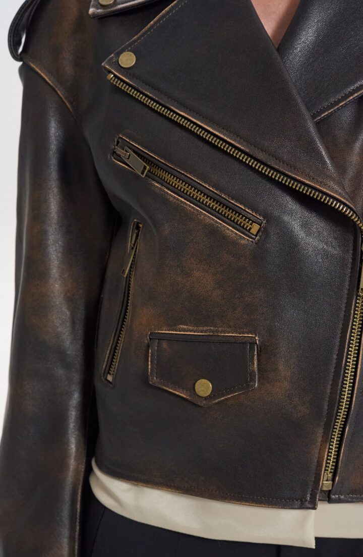 Шкіряна куртка з потертостями