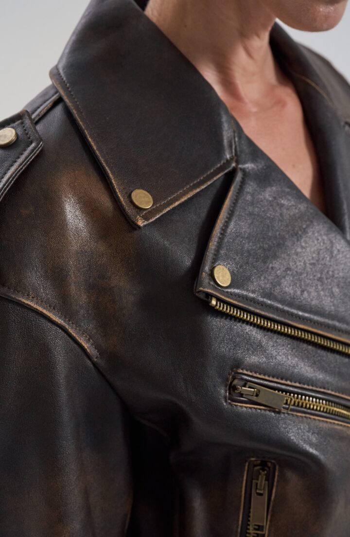 Шкіряна куртка з потертостями