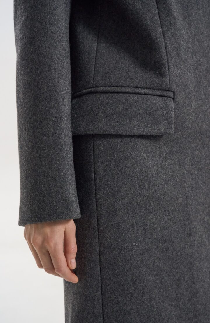 Пальто прямого крою в сірому