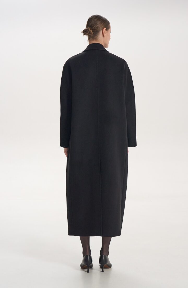 Пальто з поясом в чорному