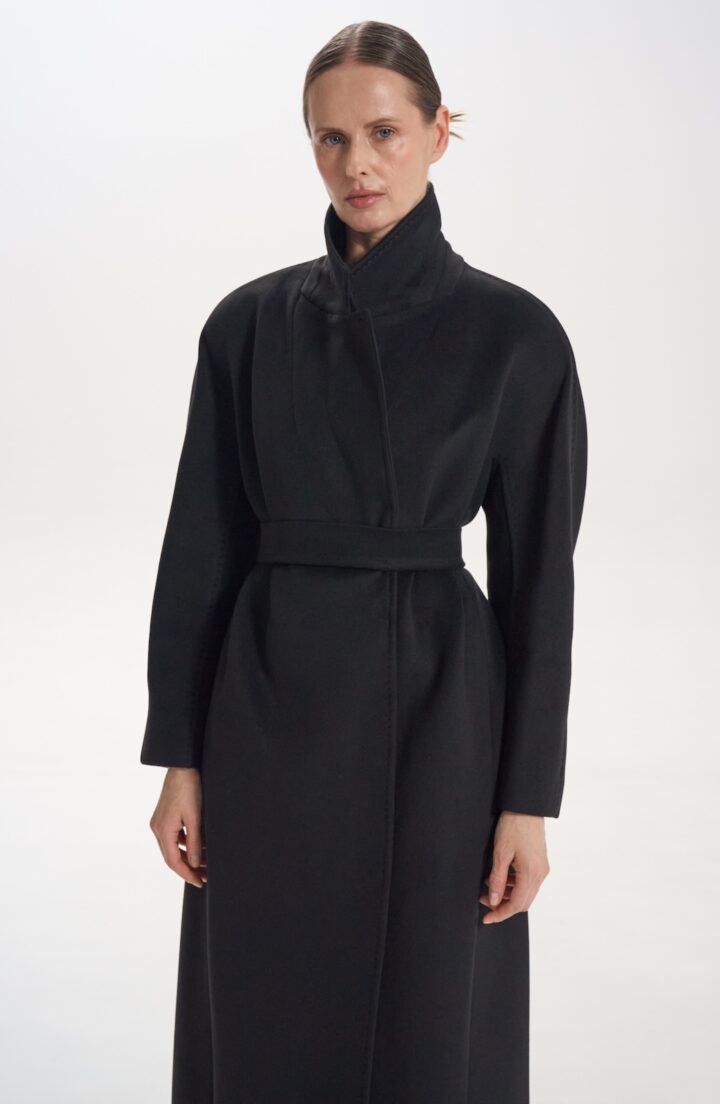Пальто з поясом в чорному