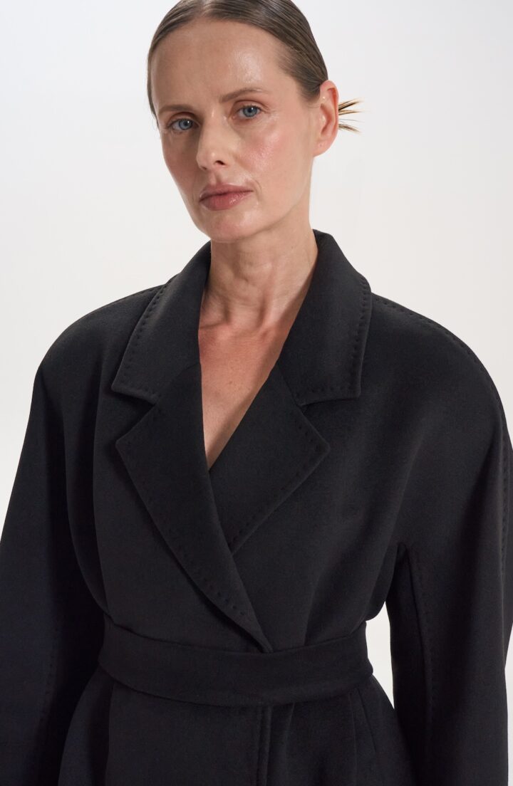 Пальто з поясом в чорному