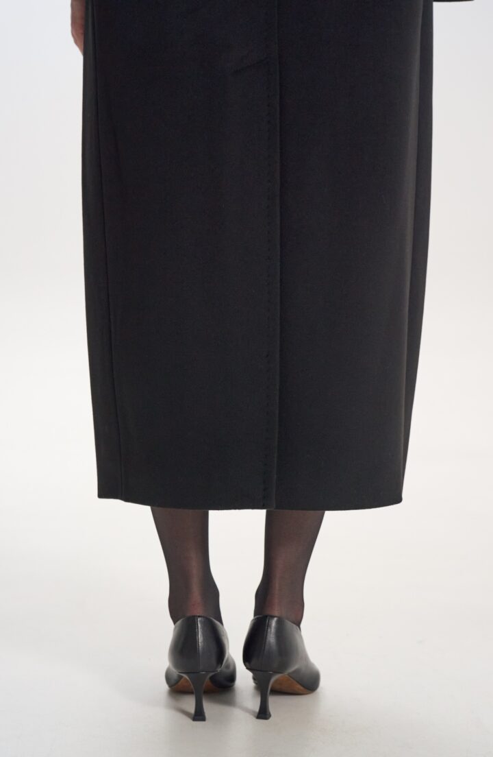 Пальто з поясом в чорному