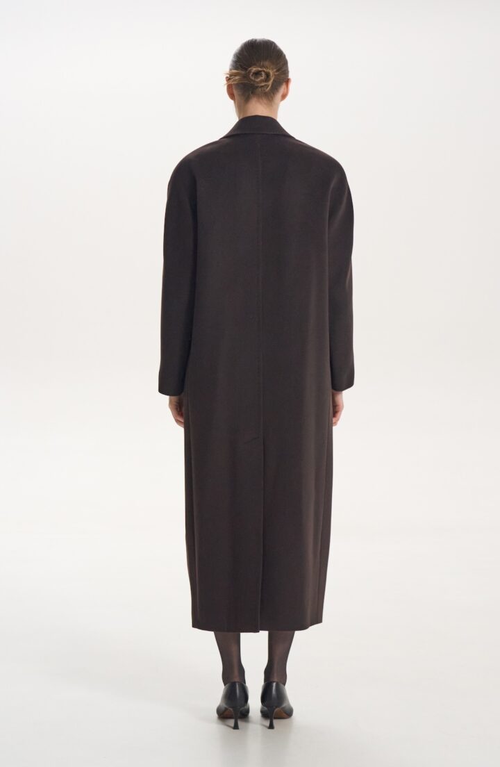 Пальто з поясом в коричневому