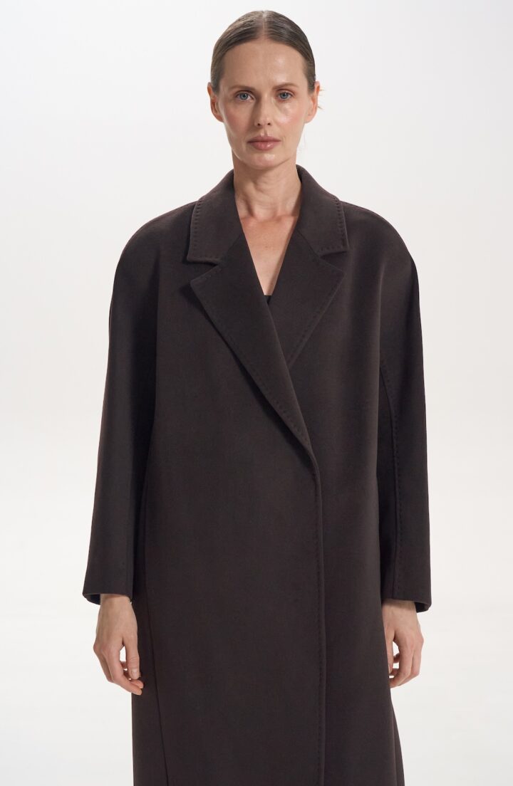 Пальто з поясом в коричневому