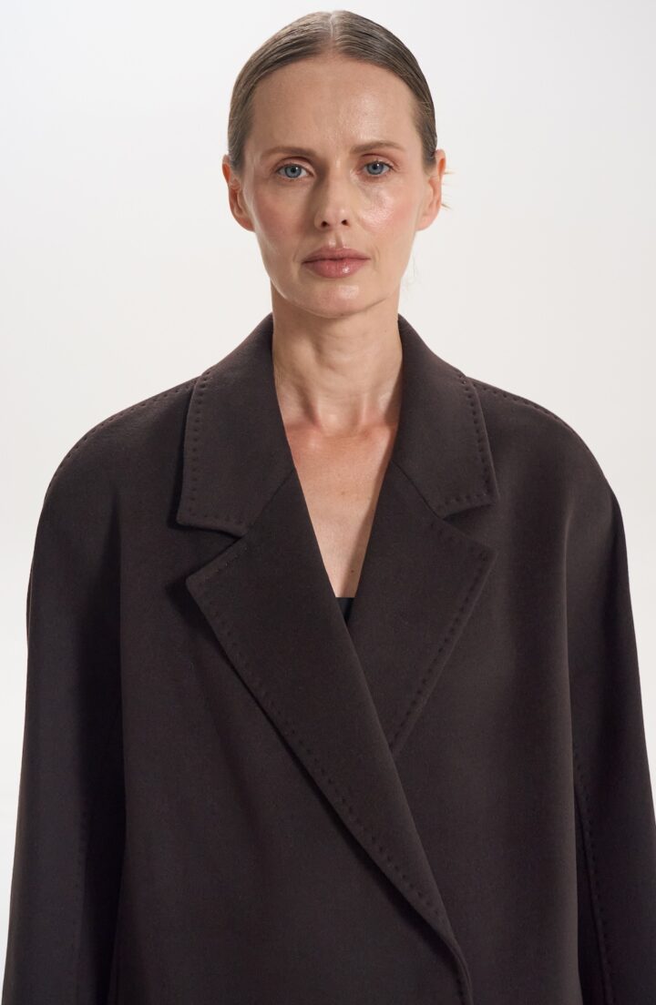 Пальто з поясом в коричневому