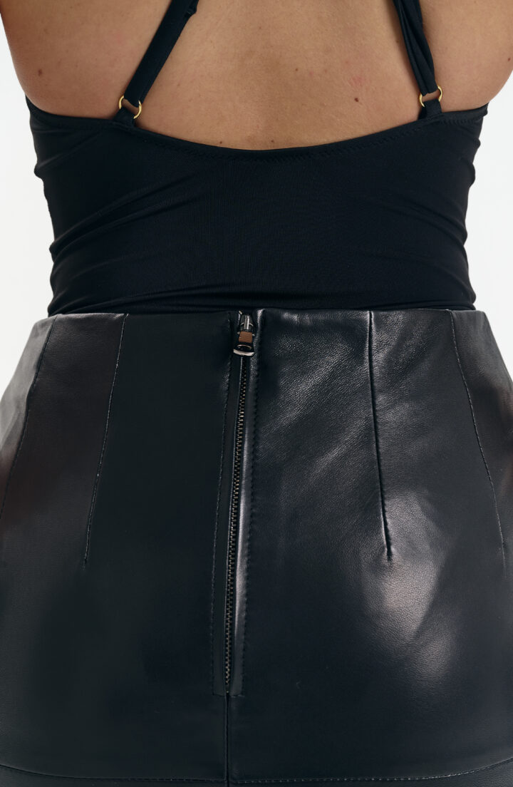 Шкіряна спідниця міді